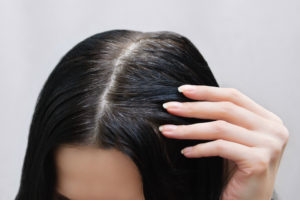 Qual é a relação entre unhas fracas e queda de cabelo?