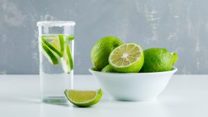 É verdade que água com limão combate o câncer? Descubra agora!