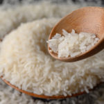 Água de arroz no cabelo: conheça os benefícios