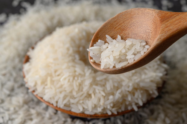 Água de arroz no cabelo: conheça os benefícios